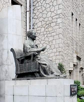 승당 임영신 박사 동상