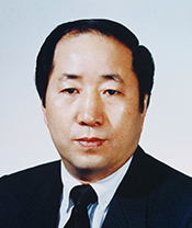 8대 총장 하경근 박사 증명사진