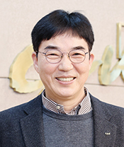 교학부총장 조영금 증명사진