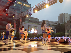 중앙대학교의 축제 중 대학응원단(HURRAH-C) 응원 모습-무대 측면 사진