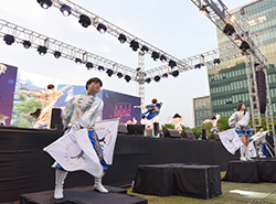 중앙대학교의 축제 중 대학응원단(HURRAH-C) 응원 모습-무대 아래 쪽 사진
